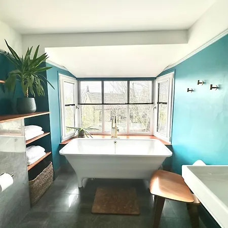 Luxury 4 Bedroom House In The Heart Of *